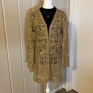 Very unique Chico’s mid length duster. Beautiful & elegant over a black top.